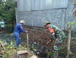 Pedulu Lingkungan Babinsa Koramil 03 Bontomarannu Bersama Warga Bersihkan Saluran Air