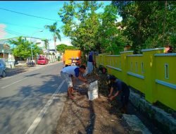 Kepedulian Babinsa 01/Somba Opu Gotong Royong Bersama Warga Bersihkan Lingkungan dan Saluran Air