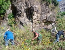 Kompak,Babinsa Ramil 07 Tompobulu Bersama Warga Karya Bakti Bersihkan Semak Belukar di Bendungan Karalloe