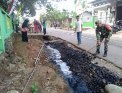 Peduli Lingkungan Babinsa Koramil 03 Bontomarannu Karya Bakti Bersama Warga Bersihkan Saluran Air