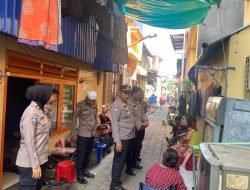 Blusukan di Pemukiman Padat Peduduk, Satbinmas Polres Pelabuhan Makassar Binluh Pilkada Serentak 2024