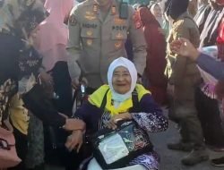 Aksi Kapolsek Pattallassang Sigap Bantu Dorong Kursi Roda Jamaah Haji Lansia