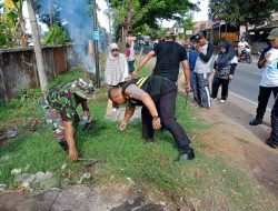 Gotong Royong Bersama Warga, Babinsa Koramil 01/Somba Opu Bersihkan Lingkungan dan Saluran Air