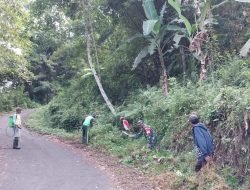 Babinsa Koramil 07 Tompobulu Gotong-royong Bersama Masyarakat Bersihkan Bahu Jalan dan Saluran Air