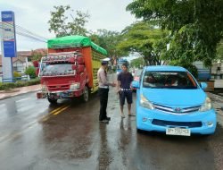 Personel Sat Lantas Polres Sidrap Tegur Pengemudi Yang Tidak Gunakan TNKB Saat Berkendara