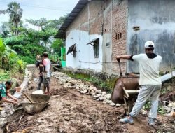 Atasi Kesulitan Warga,Babinsa Koramil Bontonompo Bantu Pembuatan Jalan Tani