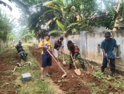 Babinsa Bontomarannu Bantu Masyarakat Pembangunan Jalan Desa
