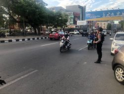 Bentuk Pelayanan Prima, Sat Samapta Polres Pelabuhan Makassar Laksanakan Pengaturan Arus lalin Pagi Hari