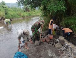 Wujud Kepedulian Babinsa Koramil Tompobulu Turut Gotong Royong Bangun Saluran Irigasi