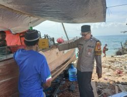 Selalu Hadir ditengah Masyarakat, Bhabinkamtibmas Pulau Kodingareng Ajak Warga Sukseskan Pilkada Serentak 2024