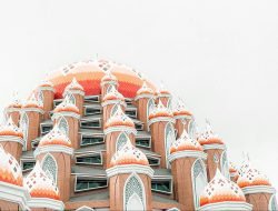 Siri’ dan Marwah : Menggugat Pendirian Klub Malam Termegah di Bumi Islam Ayam Jantan Dari Timur