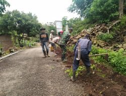 Penuhi Kebutuhan Air Bersih Babinsa Bersama Warga Gotong Royong Pasang Pipa Air