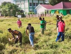 Bhabinkamtibmas Polsek Marbo Kompak Dengan Warganya Kerja Bakti Membersihkan Lapangan Sepak Bola