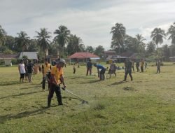 Polsek Sinjai Tengah Bersama TNI dan Warga Gotong Royong Bersihkan Lapangan Sepak Bola