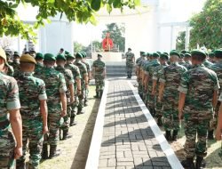 Sambut HUT Kodam XIV/Hasanuddin Ke-67, Dandim 1409/Gowa Dampingi Pangdam Ziarah Rombongan Ke Makam Sultan Hasanuddin
