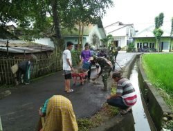 Gotong Royong Bersama Masyarakat Babinsa Laksanakan Karya Bakti Bersihkan Lingkungan