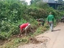 Babinsa Koramil 07 Tompobulu Bersama Warga Gotong Royong Bersihkan Saluran Air