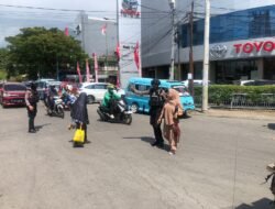 Jamin Keselamatan Masyarakat, Satsamapta Polres Pelabuhan Makassar Bantu Warga Seberangi Jalan Raya