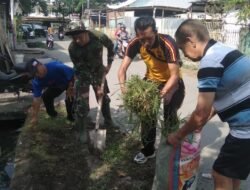 Ciptakan Lingkungan Sehat dan Bersih, Babinsa Koramil 01 Somba Opu Gelar Karya Bakti