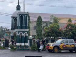 Sambut Hari Bhayangkara Ke-78, Polres Sinjai Gelar Bhakti Sosial Religi Bersihkan Masjid