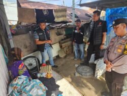 Kasat Reskrim Polres Sidrap Pimpin Bagi-Bagi Bantuan Ke Warga Kurang Mampu di Momen Jum’at Berkah