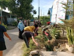 Tunjukkan Semangat gotong royong, Babinsa Dan Warga Bersihkan Lingkungan Desa