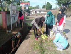 Peduli Lingkungan, Babinsa Bersama Warga Bersihkan Saluran Air