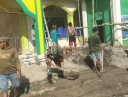 Kemanunggalan TNI-Rakyat, Babinsa Bersama Warga Gotong Royong Renovasi Gapura Masjid