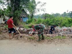 Babinsa Koramil 08 Bontonompo Bersama Warga Karya Bakti Bersihkan Saluran Air
