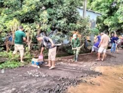 Gotong Royong Babinsa Bersama Warga Laksanakan Karya Bakti Bersihkan Lingkungan