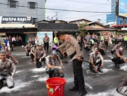 Tradisi Siram Air Kembang , Kapolres AKBP Yudi Frianto Pimpin Upacara Korp Raport
