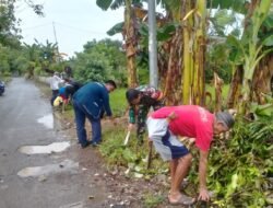 Bersama Warga Babinsa Koramil 08 Bontonompo Laksanakan Karya Bakti Bersihkan Lingkungan