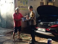 Bagikan Brosur di Pulau, Bhabinkamtibmas Pattingalloang Cooling System jelang Pilkada serentak 2024
