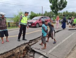 Debit Air Tinggi Rusak Jembatan di Sidrap, Sat Lantas Polres Atur Arus Lalu Lintas