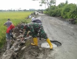 Kepedulian Babinsa Koramil 08 Bontonompo Bersama Warga Gotong Royong Perbaiki Tanggul Jalan