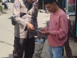 Bhabinkamtibmas Cambayya Sebar Brosur Imbauan Kamtibmas jelang Pilkada Serentak 2024