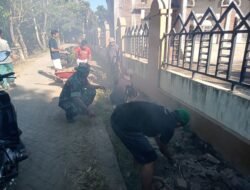 Bersama Warga Babinsa Koramil 08 Bontonompo Gotong Royong Bersihkan Lingkungan