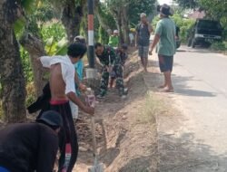 Bersama Masyarakat, Babinsa oramil 06 Bajeng Laksanakan Karya Bakti Pembersihan Parit