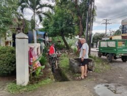 Peduli Kebersihan, Babinsa Bersama Warga Bersihkan Lingkungan