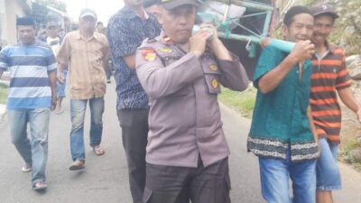 Ipda Bohari Melayat ke Rumah Duka Salah Satu Warga Dusun Sironjong