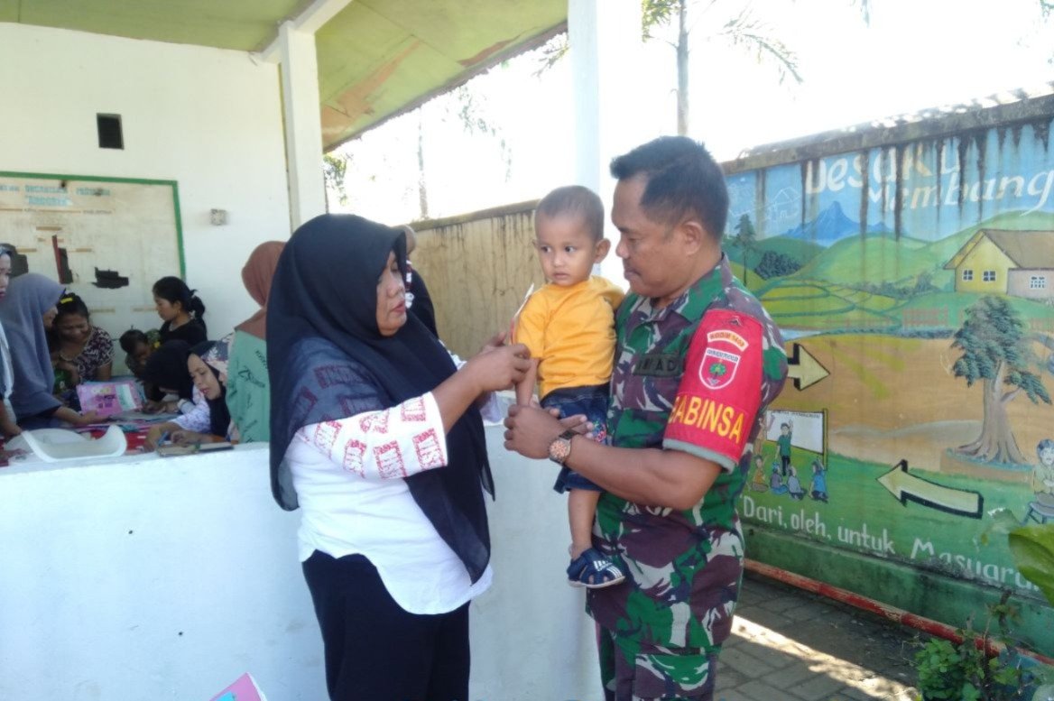 Cegah Stunting dan Wujudkan Balita Sehat, Babinsa Dampingi Petugas Posyandu