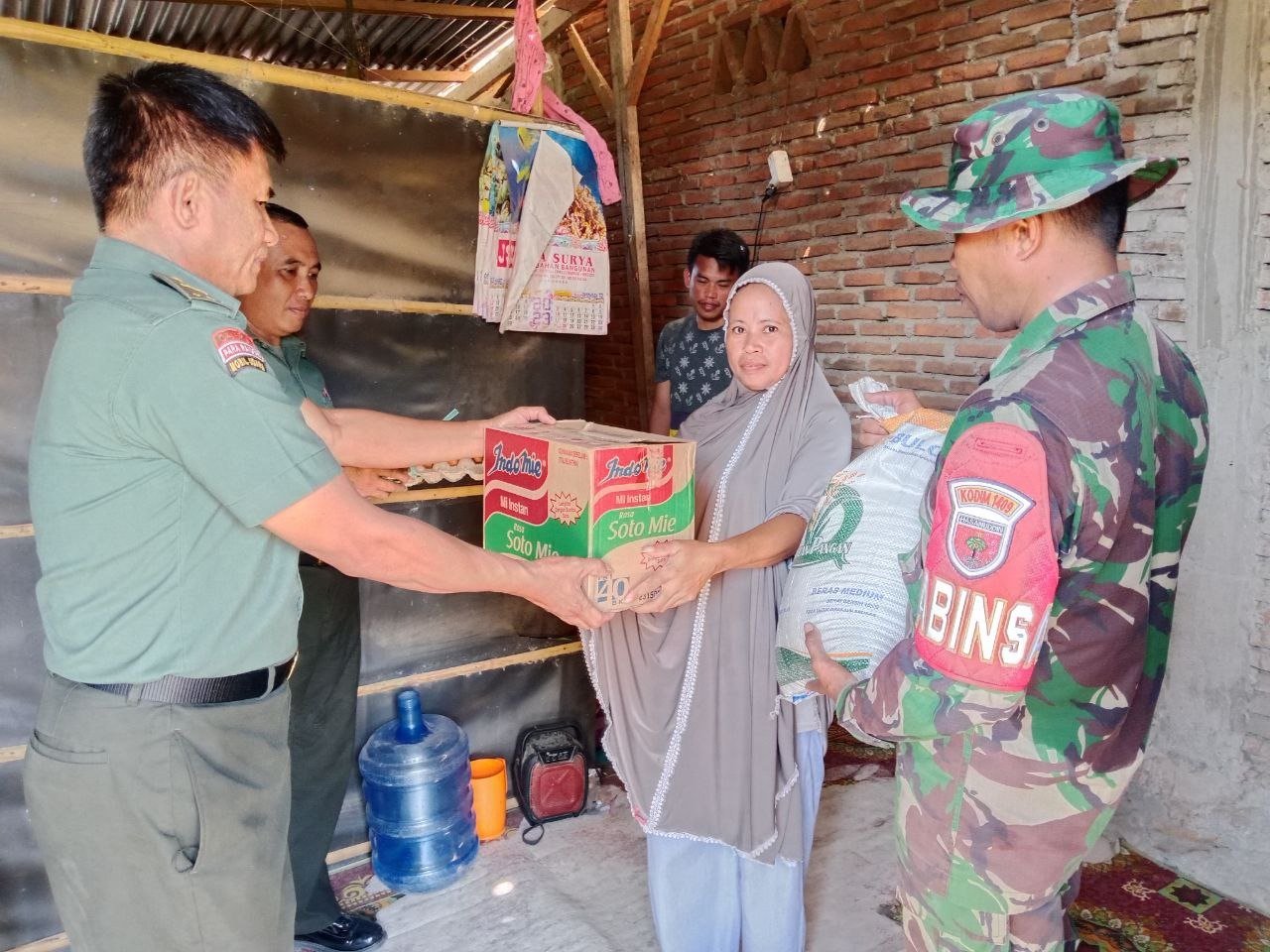 Kepedulian Babinsa Koramil 06/Bajeng Berikan Bantuan Sembako ke Warga