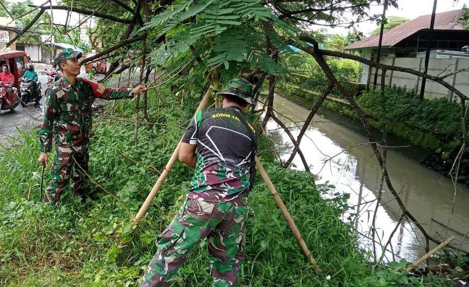 Babinsa Bersama Warga Gotong Royong Bersihkan Lingkungan
