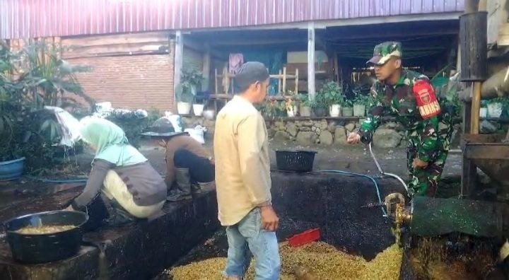 Tingkatakan Komunikasi Sosial Dengan Masyarakat Babinsa Sambangi Pengelola Kopi Di Wilayah Binaan
