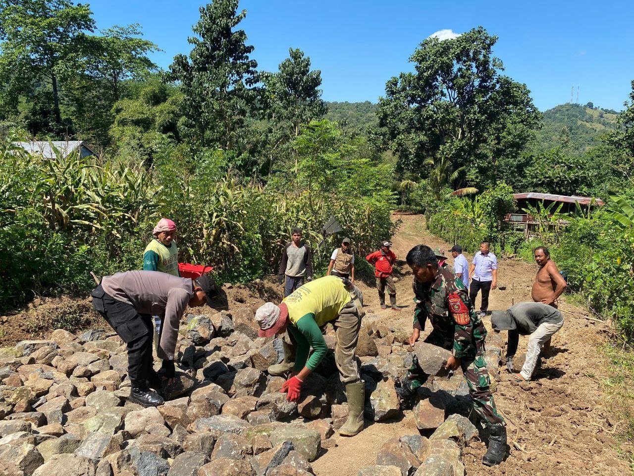 Gotong Royong Babinsa Bersama Masyarakat Perbaiki Jalan Desa