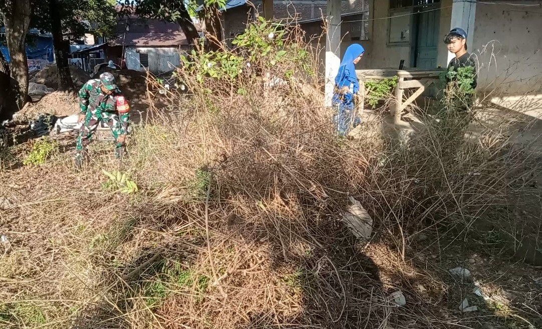 Peduli Kebersihan, Babinsa Koramil Bontonompo Bersama Warga Bersihkan Lingkungan