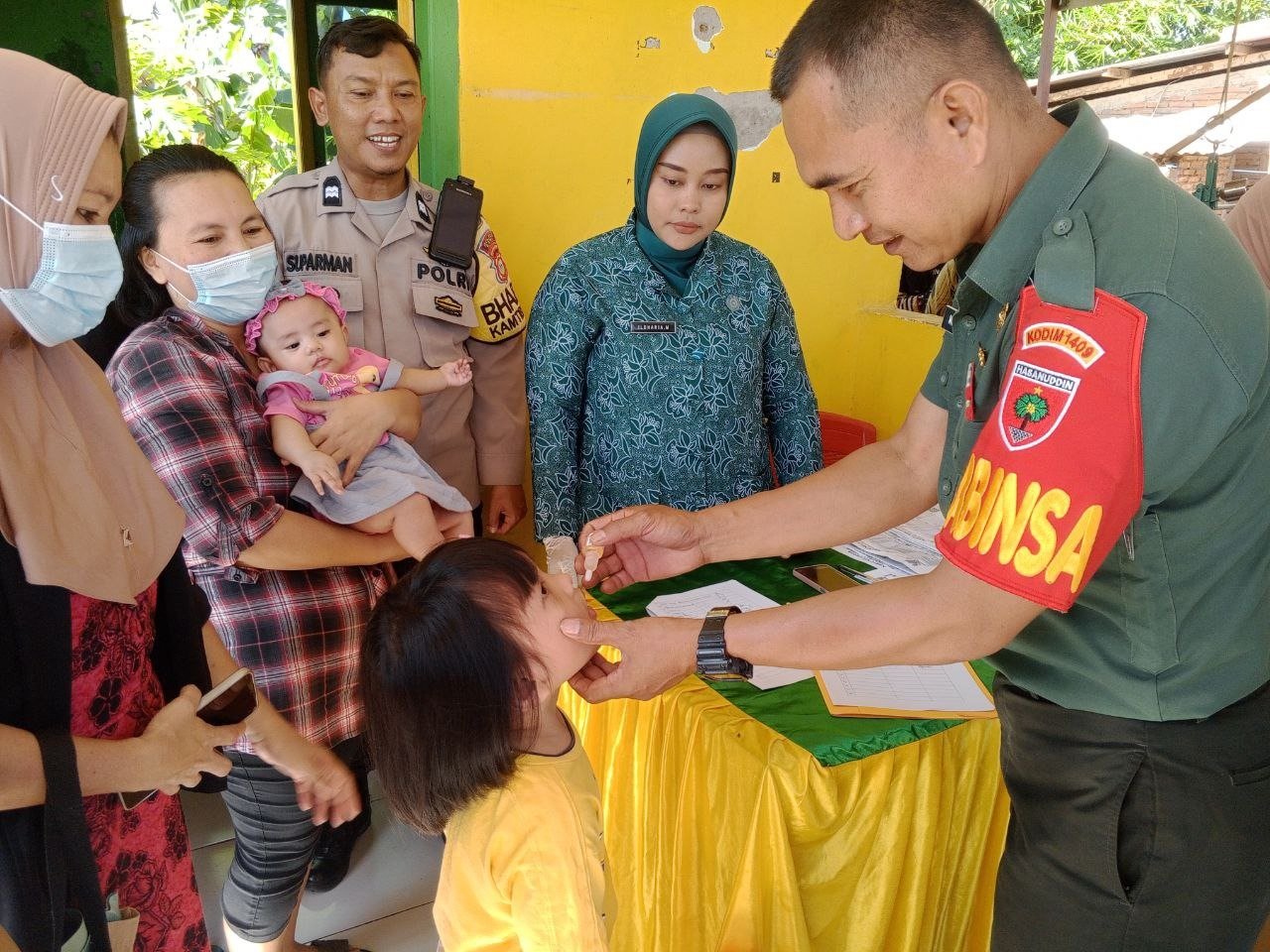 Sukseskan Program Pemerintah Bebas Polio,Babinsa Dampingi Pemberian Tetes Polio