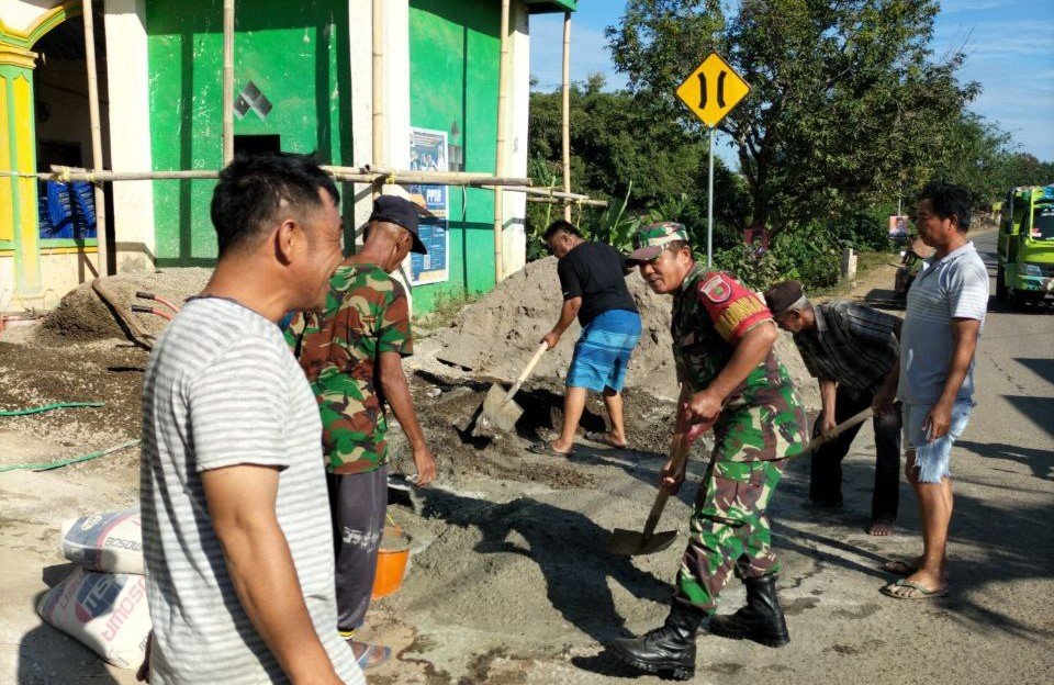 Tingkatkan Kemanunggalan TNI-Rakyat, Babinsa Bersama Warga Gotong Royong Renovasi Masjid