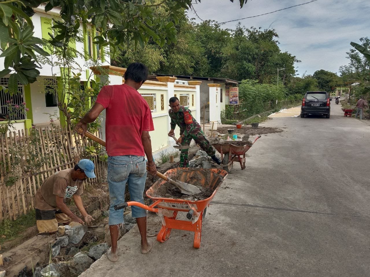 Kompak, Babinsa Turut Kerja Bakti Bersama Masyarakat Bangun Pondasi saluran Air