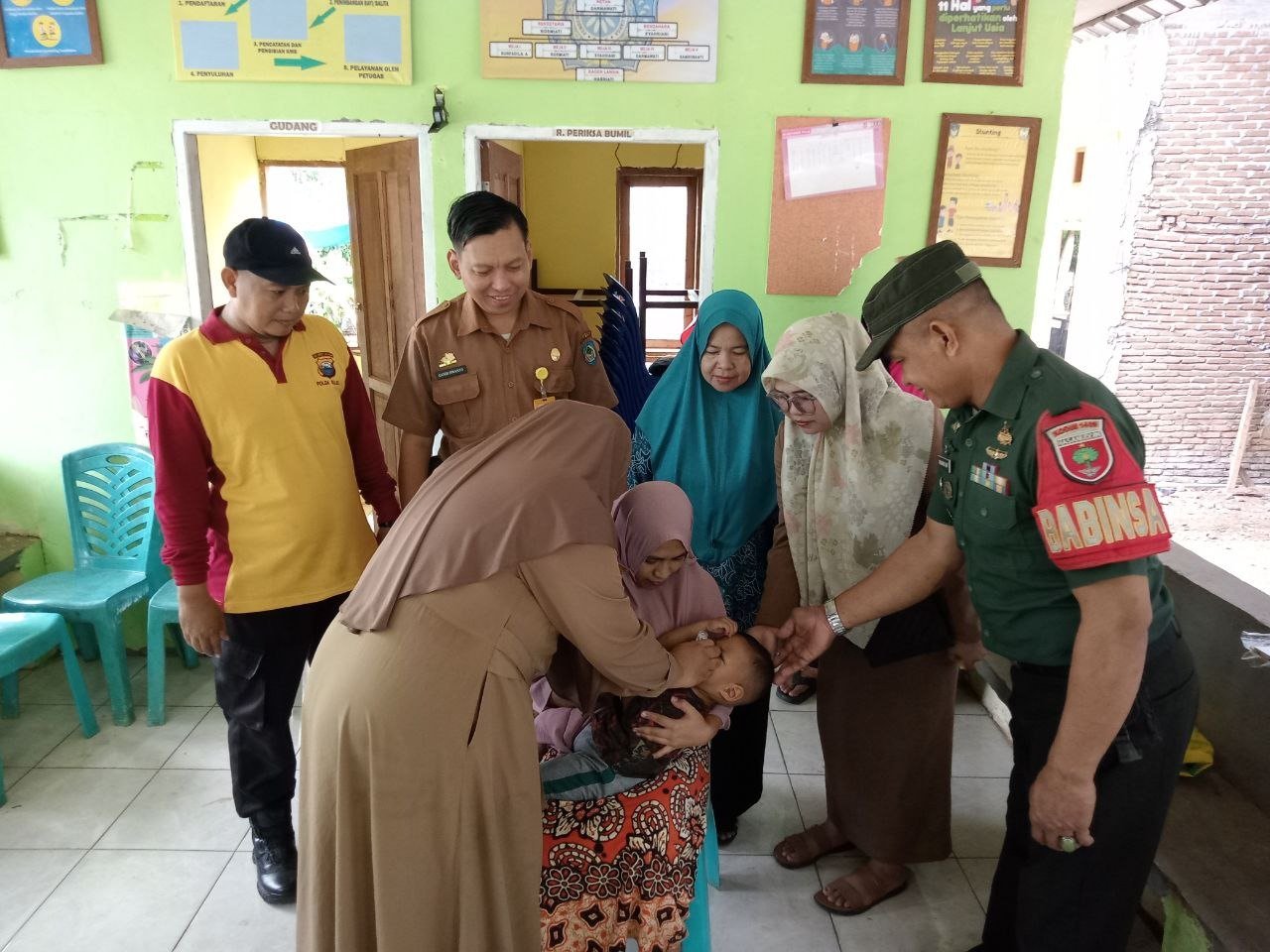 Cegah Penyakit Polio, Babinsa Dampingi Kegiatan Pekan Imunisasi Polio